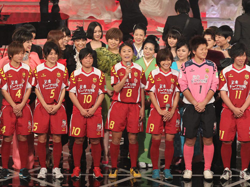 １１年の紅白歌合戦になでしこジャパンの一員としてゲスト出演した澤（前列左から４人目）
