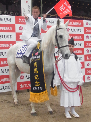 大阪天満宮での有馬記念出走馬の安全祈願イベントにサラブレットに乗って登場したじゅんいちダビッドソン