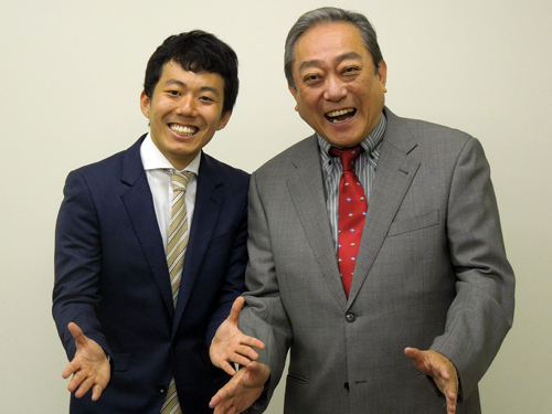文化庁芸術祭の大賞を受賞し、おどける藤山扇治郎と渋谷天外（左）