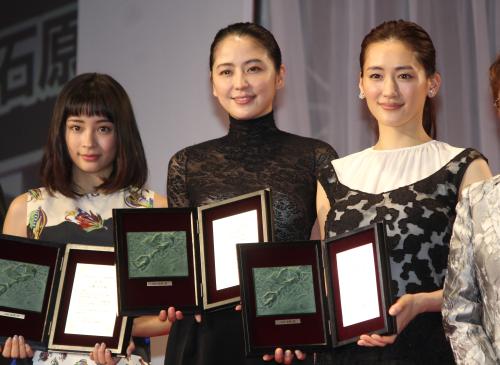 「第２８回日刊スポーツ映画大賞」受賞式で登壇した（左から）広瀬すず、長澤まさみ、綾瀬はるか