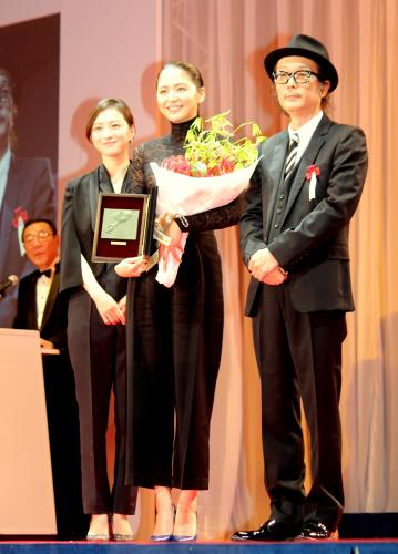 助演女優賞を受賞した長澤まさみを祝福する広末涼子（左）とリリー・フランキー（右）