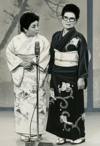 ７５年、舞台で漫才を披露する海原小浜さん（左）とお浜さん
