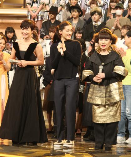 全体リハーサルで笑顔を見せる（左）有働由美子アナ、綾瀬はるか、黒柳徹子