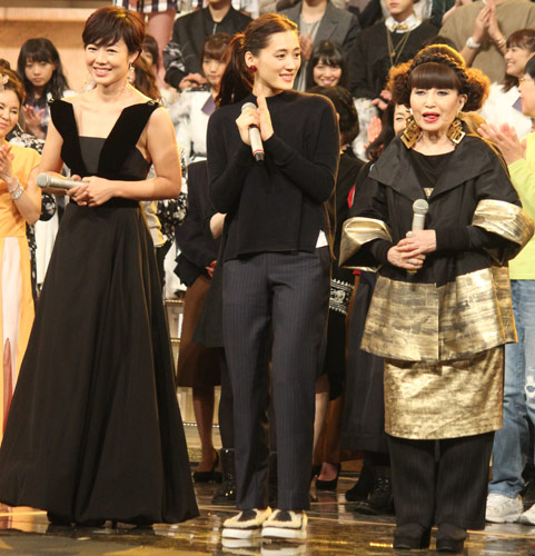 全体リハーサルで笑顔を見せる（左から）有働由美子アナ、綾瀬はるか、黒柳徹子