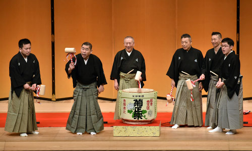 桂米朝一門会で鏡開きをする（左から）桂吉弥、南光、ざこば、塩鯛、紅雀、鯛蔵