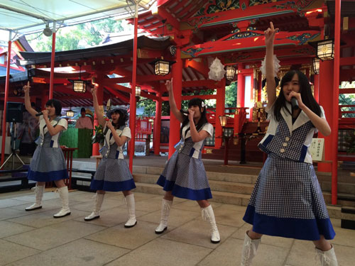 ファン約２００人を前に神戸市・生田神社で新曲を披露するKOBerrieS