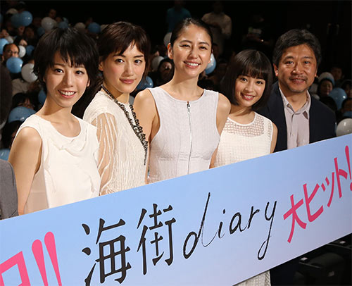 映画「海街ｄｉａｒｙ」の初日舞台あいさつで笑顔を見せる（左から）夏帆、綾瀬はるか、長澤まさみ、広瀬すず、是枝裕和監督