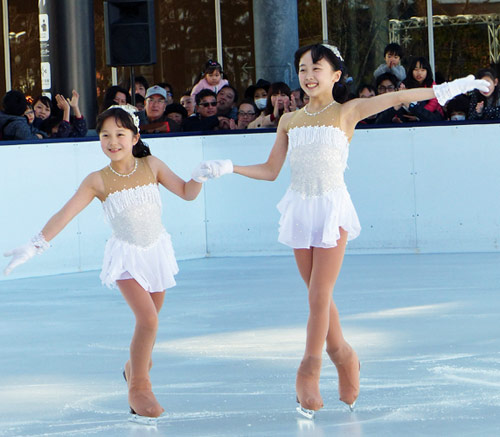 東京スカイツリータウンアイススケートリンクのオープニングセレモニーで初滑りした本田望結（右）と妹の本田紗来