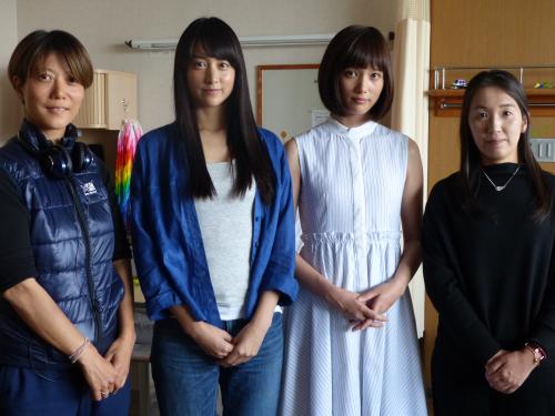 「少女」の撮影現場を陣中見舞いした原作者の湊かなえさん（右）を迎える（左から）三島有紀子監督、山本美月、本田翼
