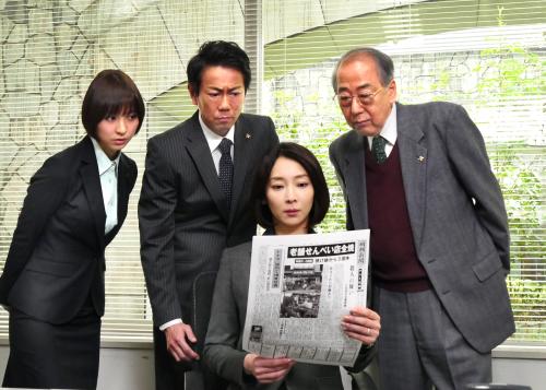 「臨場する女…」の出演者（左から）篠田麻里子、東幹久、稲森いずみ（左上も）、岸部一徳