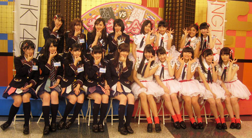 日本テレビ「さしきた合戦」に出演するＨＫＴ４８の指原莉乃（前列左から５人目）とＮＧＴ４８の北原里英（前列左から６人目）ら