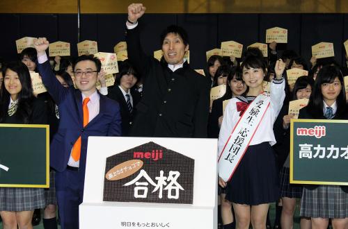 受験生応援イベントに登場した（中央左から）坪田信貴氏、篠原信一、おのののか