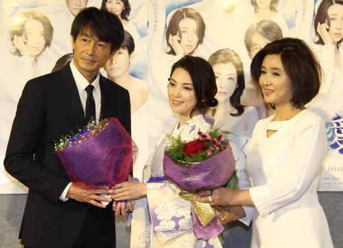 ３日に４７歳の誕生日を迎えた吉田栄作（左）に花束を送る田中麗奈（中央）と秋吉久美子