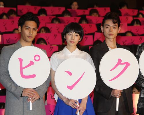 映画「ピンクとグレー」初日舞台あいさつに出席した（左から）柳楽優弥、夏帆、菅田将暉