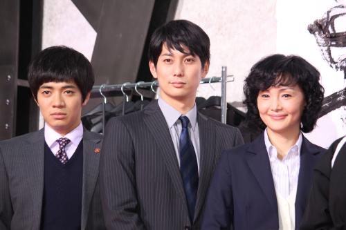テレビ朝日系ドラマ「スペシャリスト」制作発表記者会見に出席した（左から）和田正人、平岡祐太、南果歩