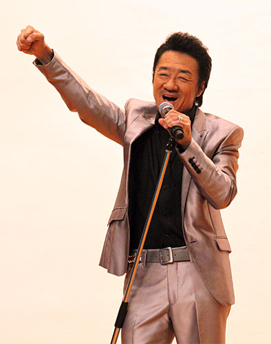 【画像・写真】大友康平　出身塩釜市の成人式にサプライズ登場「ｆｆ」熱唱