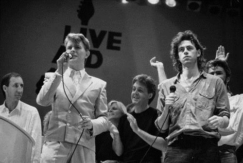 ８５年７月、ライブエイドに出演したデビッド・ボウイさん（中はポール・マッカートニー、右はボブ・ゲルドフ）