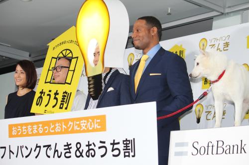 「ソフトバンク新サービス」発表会に出席した（左から）内田恭子、「トレンディエンジェル」のたかしと斎藤司、ダンテ・カーヴァー、白戸家のお父さん
