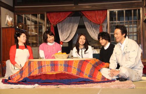 コタツに入っての会見に出席した（左から）松坂慶子、山崎静代、松下奈緒、安藤政信、村上弘明