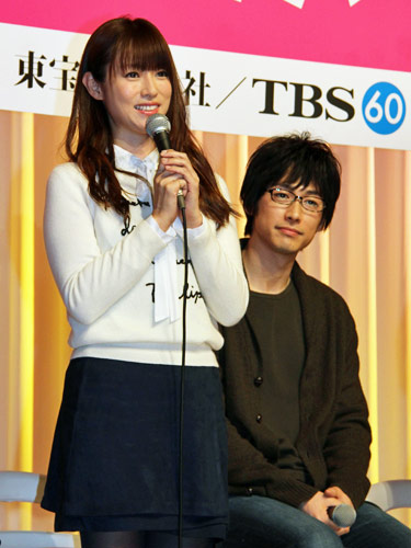 ５日に「ダメな私に恋してください」の制作発表会見に出席した深田恭子（左）とディーン・フジオカ