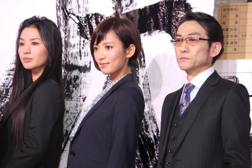 テレビ朝日系ドラマ「スペシャリスト」制作発表記者会見に出席した（左から）芦名星、夏菜、吹越満