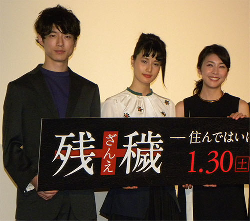 大阪市内で舞台あいさつした（右から）竹内結子、橋本愛、坂口健太郎