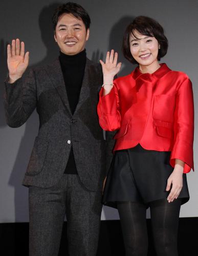 映画「ダイナマイト・ファミリー」の舞台あいさつを行ったユン・サンヒョン（左）とイ・アイ