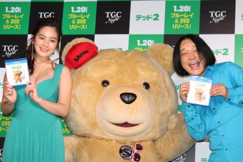 「テッド２　ブルーレイ＆ＤＶＤリリース記念イベント」に出席した（左から）筧美和子、テッド、永野