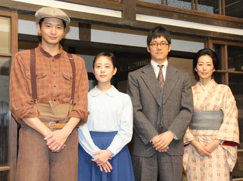 連続テレビ小説「とと姉ちゃん」スタジオ取材会に出席した（左から）向井理、高畑充希、西島秀俊、木村多江