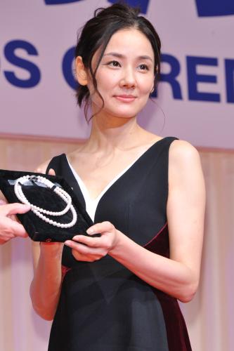 「第２７回日本ジュエリーベストドレッサー賞」表彰式に出席した吉田羊