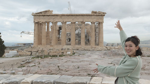 「世界ふしぎ発見！」でギリシャ・アテネのパルテノン神殿を訪れたミステリーハンターの瀬戸カトリーヌ（Ｃ）ＴＢＳ
