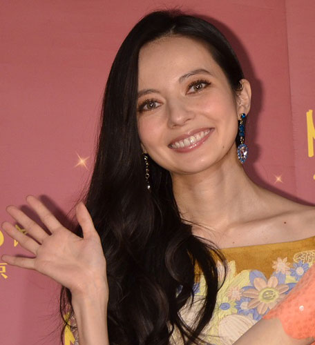 【画像・写真】ベッキー、生番組中にギャグ披露「安心してください！はいてますよ」