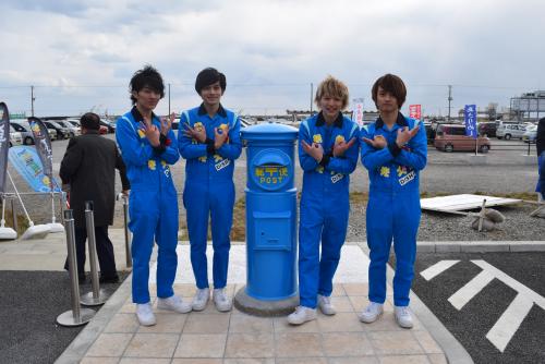 千葉・九十九里町で行われた「青い丸型郵便ポスト」の設置・除幕式典に出席したＤＩＳＨ／／のメンバー（左から）ＭＡＳＡＫＩ、ＴＡＫＵＭＩ、ＲＹＵＪＩ、Ｔｏ―ｉ