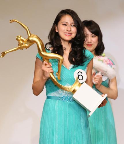 ミス日本グランプリに輝きトロフィーを手に笑顔を見せる松野未佳さん