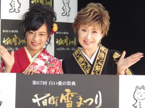 新潟・十日町雪まつりを宣伝するＰＲ大使の小島瑠璃子（左）と新潟出身の小林幸子