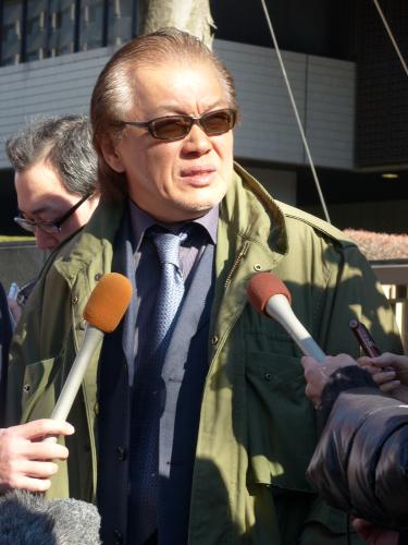 判決後、東京地裁前で取材陣に控訴の意向を示す甲斐智陽氏