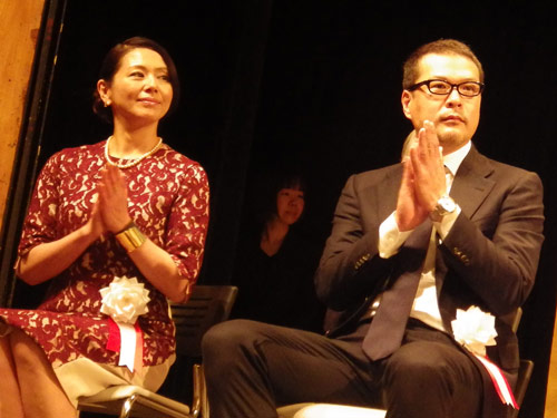 「紀伊国屋演劇賞」を受賞した小泉今日子（左）、田中哲司