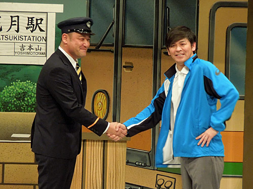 たむらけんじ（左）の月イチ公演にゲスト出演した「ますだおかだ」の岡田圭右