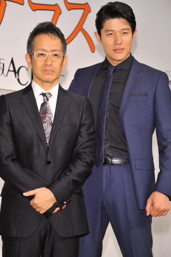 舞台「ライ王のテラス」制作発表記者会見に出席した宮本亜門氏（左）と鈴木亮平