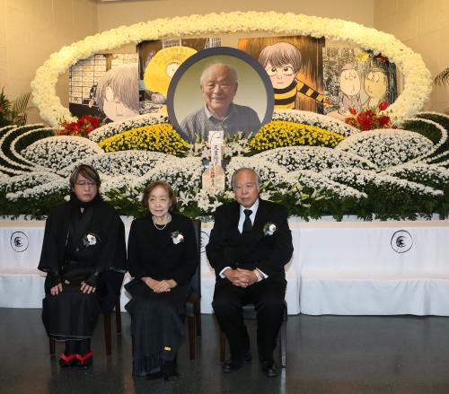 祭壇を背に写真におさまる（左から）発起人・京極夏彦、喪主・武良布枝さん、発起人代表・荒俣宏