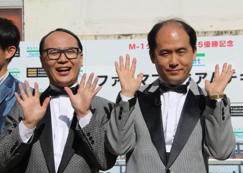 「ファミマプレミアムチキン１０００本」贈呈式に出席したトレンディエンジェルのたかし（左）と斎藤司