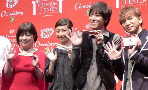 キットカットを手に笑顔の（左から）森昌子、ＥＬＴ・持田香織と伊藤一朗、濱口優
