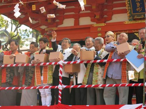 神戸・生田神社での節分祭・豆撒神事に出席した（左から）月亭八方、桂きん枝、長谷川穂積、（５人とんで）松村邦洋ら