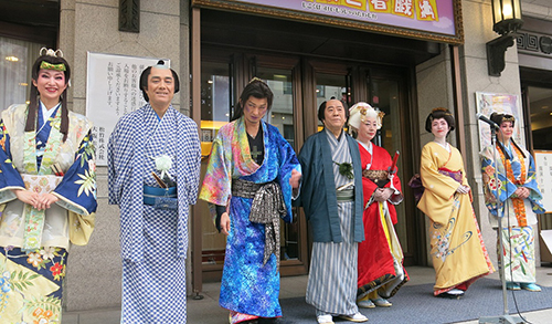 舞台初日を前にあいさつする（左から）洋あおい、長江健次、ＩＳＳＡ、桂ざこば、三林京子、三倉茉奈、桜花昇ぼる