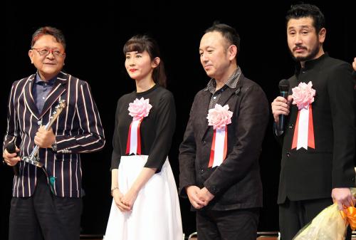 「第３７回ヨコハマ映画祭」に出席した（左から）「お盆の弟」の大崎章監督、河井青葉、脚本の足立紳氏、渋川清彦