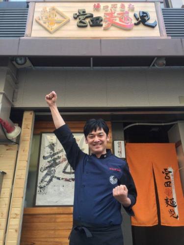 １年ぶりに自らプロデュースする大阪・東心斎橋のつけ麺店「宮田麺児」を復活させる「シャンプーハット」てつじ