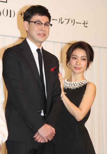 舞台「美幸―アンコンディショナルラブ―」制作発表に出席した大島優子（右）と鈴木浩介