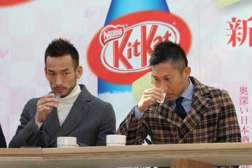 「キットカット日本酒」発売記念Ｊ－ＷＡＶＥ番組収録で、日本酒を味わう中田英寿氏（左）と日本酒の香りをかぐ前園真聖氏