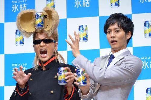 「キリン氷結」の新ＣＭ発表会見に出席した、綾小路翔（左）と俳優の松坂桃李