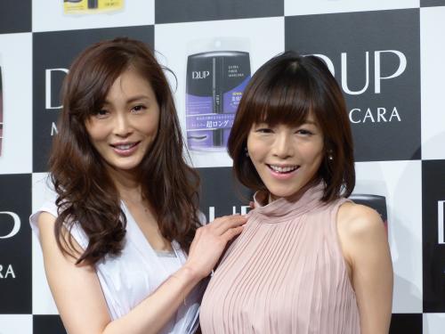 ディーアップマスカラの新ＣＭ発表会に登場した押切もえ（左）と釈由美子
